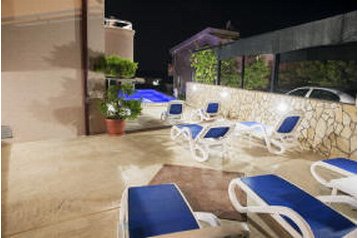 Montenegro Privát Bar, Esterno